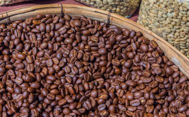 kavrulmuş kahve çekirdekleri içinde ahşap tepsi.