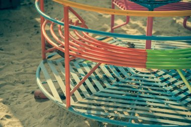 Eski küçük atlıkarıncanın klasik ton görüntüsü .