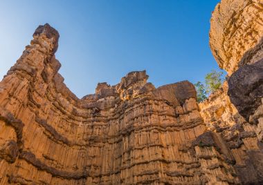Yüksek toprak Kanyon kayalıklarla .