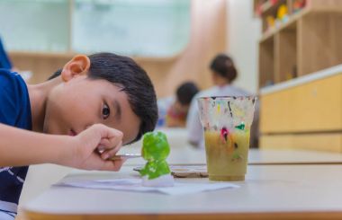 sulu boya olan bir oyuncak bebek boyama çocuk.