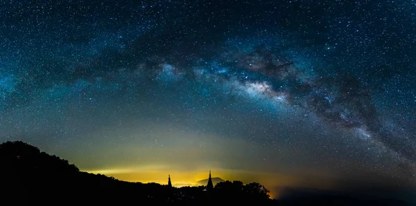 Hvězdy Mléčné dráhy na hoře . — Stock fotografie