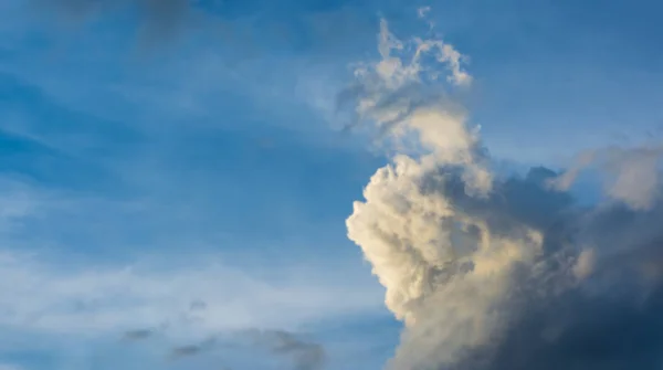 Awan Cumulus Putih Langit Biru Untuk Penggunaan Latar Belakang — Stok Foto