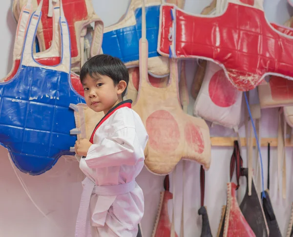 Junge trainiert in Taekwondo-Klasse. — Stockfoto