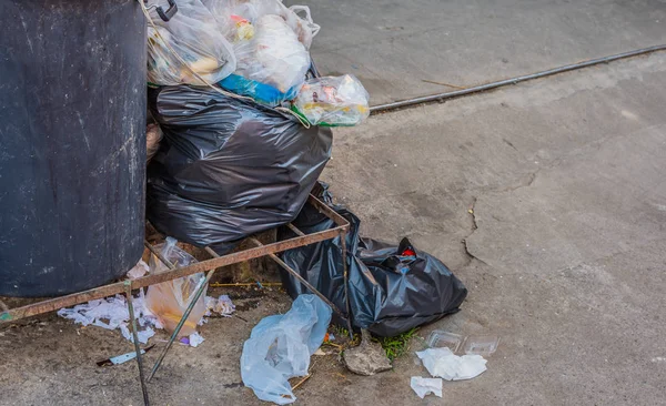 Sokaktaki Siyah Çöp Torbası Görüntüsü — Stok fotoğraf