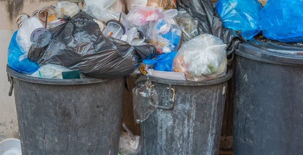 Afbeelding Van Zwarte Vuilniszak Straat — Stockfoto