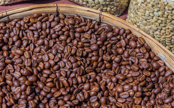 Grãos de café torrados em bandeja de madeira . — Fotografia de Stock