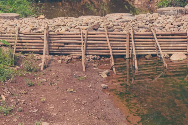 男のビンテージ トーン イメージした竹と岩からの川を渡って 一日の時間 Weir Small Dam — ストック写真