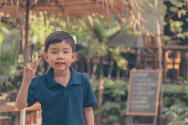 Chłopiec azjatyckich Pokaż dwoma palcami. — Zdjęcie stockowe
