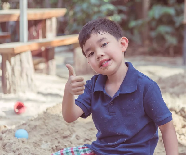 Joven asia chico con sucio boca mirando frente lado y mostrar dedo — Foto de Stock