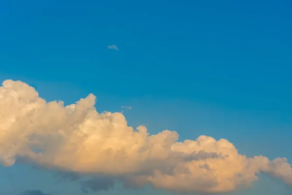 Arkaplan Kullanımı Için Mavi Gökyüzü Beyaz Bulutun Gündüz Görüntüsü — Stok fotoğraf