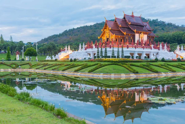 Gebäude im thailändischen Stil im königlichen Flora-Tempel . — Stockfoto