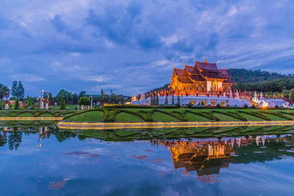 Edificio de estilo tailandés en el templo de Flora Real  . —  Fotos de Stock
