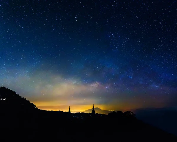 Estrellas de la Vía Láctea en montaña  . — Foto de Stock