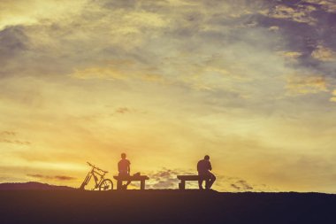 insanlar siluet görüntü için arka plan kullanım ile güzel mavi gökyüzü günbatımı zamanında açık hava etkinliği var. (vintage sesi)