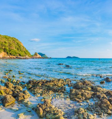 Vietnam 'da, Sattahip Chonburi' de, Tayland sahilinde kayaların görüntüsü vardı. .