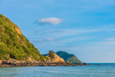 Vietnam 'da, Sattahip Chonburi' de, Tayland sahilinde kayaların görüntüsü vardı. .
