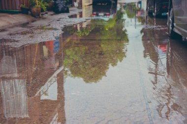 Şiddetli yağmurdan sonra su baskınının klasik ton görüntüsü.
