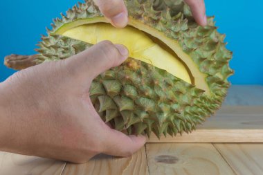 İçinde sarı posa görmek için el ele tutuşun..