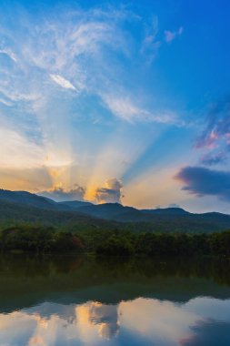 Tropikal dağ görüntüsü ve gündüz vakti bulutlu gökyüzü. (dikey)