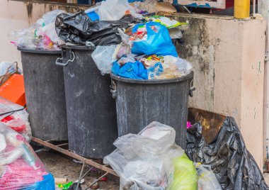 Sokaktaki siyah çöp torbası görüntüsü.