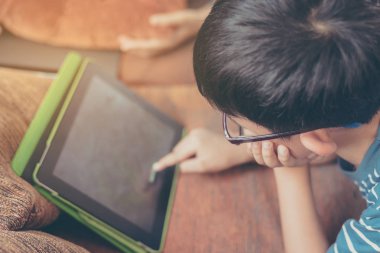  Tablet ekranda dokunmadan Asya yakışıklı.