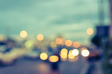 Arka plan kullanımı için gece yolda bulanık arabanın klasik ton görüntüsü. (yatay))