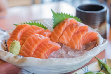   Buzda tepesinde dilimlenmiş taze somon.