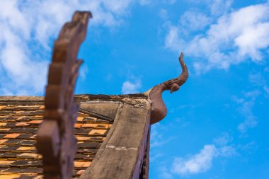 resim sanat Wat Ton Kain, Chiang Mai Tayland odundan yapılmış eski tapınak kilisede çatıda.