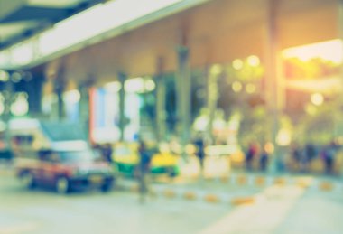 Arka plan için otobüs durağındaki insanların eski ton bulanık görüntüsü.