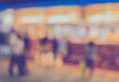 Klasik ton, arka plan kullanımı için havaalanında koridorda yürüyen insanların görüntüsünü bulanıklaştırdı .