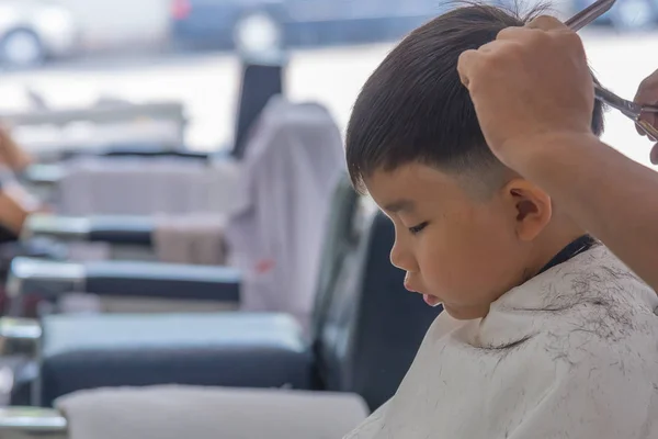 理髪店で若いアジア男の子のイメージ — ストック写真
