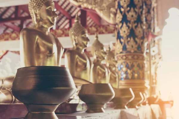 Wat Suan Dok Tapınağı, Chiang Mai, Thiland 'daki Altın Buda heykelinin klasik ton görüntüsü..