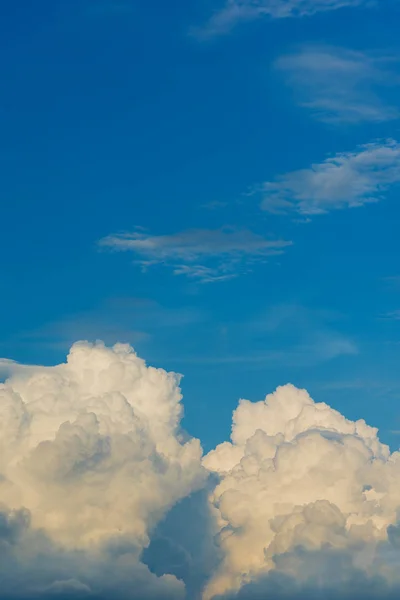 Gambar Langit Biru Dan Awan Putih Pada Hari Waktu Untuk — Stok Foto