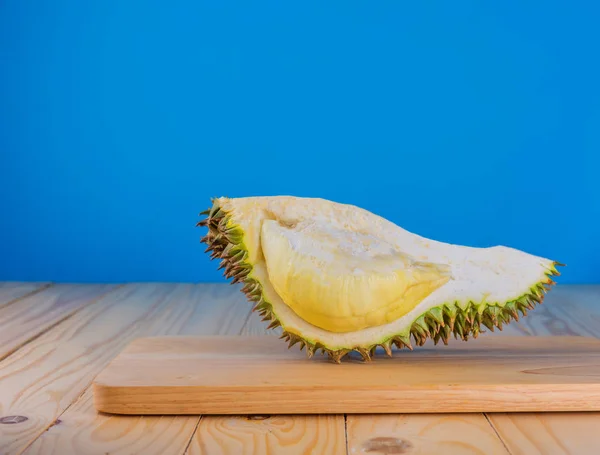 Bild Eines Reifen Durians Mit Gelbem Fruchtfleisch Auf Holztisch — Stockfoto