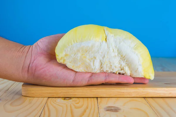 Bild Von Hand Halten Durian Zellstoff Auf Holztisch — Stockfoto