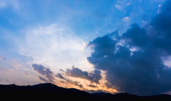 背景中的山与日落天空的轮廓 — 图库照片