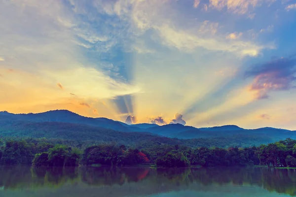 Imagem Tom Vintage Lago Montanha Com Céu Azul Bonito Noite — Fotografia de Stock