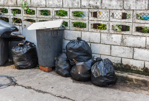 Sokaktaki Siyah Çöp Torbası Görüntüsü — Stok fotoğraf