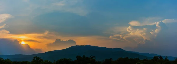 Silhouette Aufgenommen Bild Von Berg Und Sonnenuntergang Himmel Hintergrund — Stockfoto