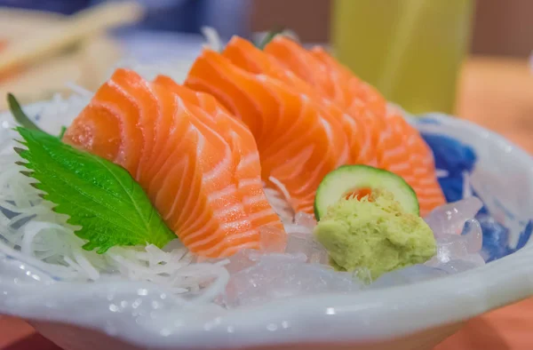 Imagen Salmón Crudo Fresco Cortado Rodajas Sobre Hielo Plato — Foto de Stock