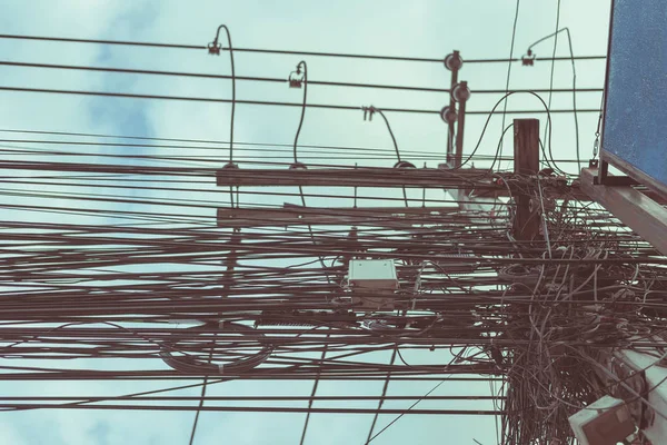 タイの電柱上の忙しいラインのヴィンテージトーンイメージ — ストック写真