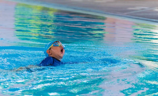 Asiático chico en piscina . — Foto de Stock