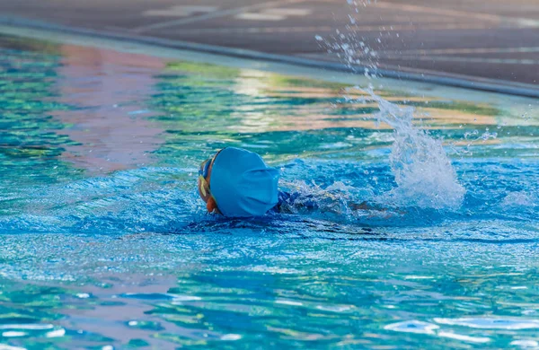 Asiático chico en piscina . — Foto de Stock