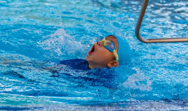 Asiático chico en piscina . — Foto de Stock