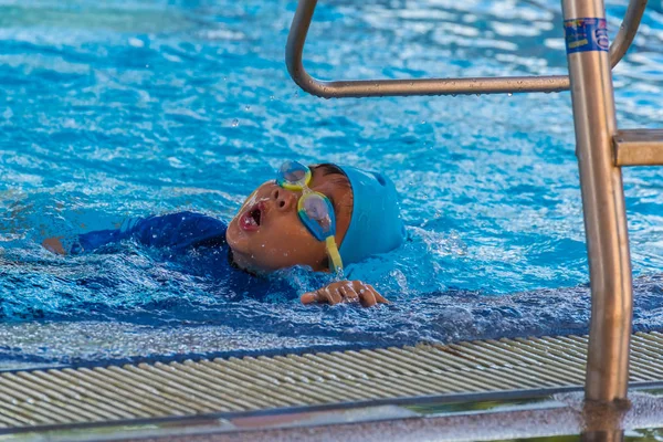 Asiático chico en piscina . — Foto de Stock