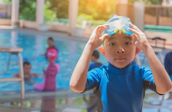 Asiático chico en piscina . — Foto de Stock