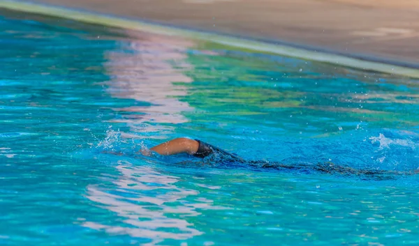 Yüzme havuzundaki Asyalı çocuk. .