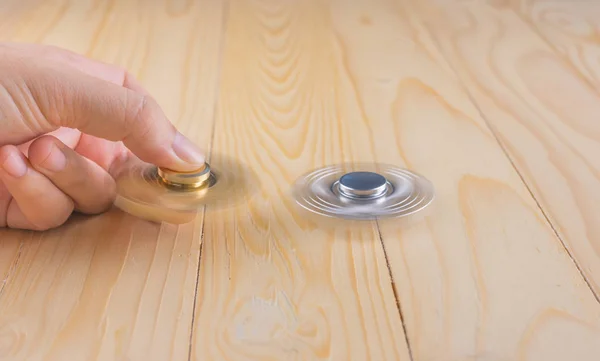 Hand with spinner on table. — Stock Photo, Image