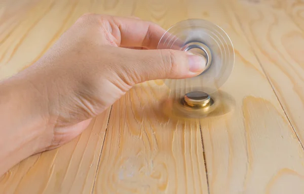 Hand med spinner på bord. — Stockfoto