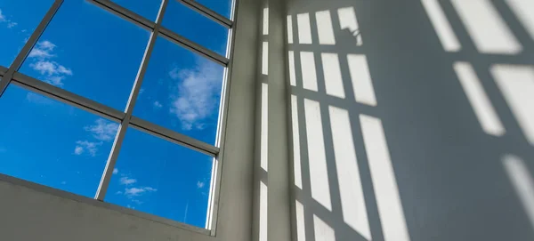 Afbeelding Van Kantoor Vierkante Ramen Blauwe Lucht Witte Wolken Achtergrond — Stockfoto